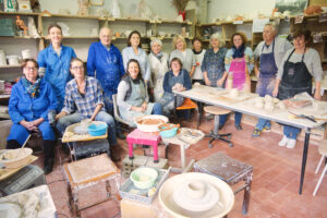 Le weekend dernier était organisé le stage d'automne de poterie. Une quinzaine de stagiaires ont partagé leur passion de la poterie sous les conseils avisés de Pierrot Marsan de Bernard Brochard.